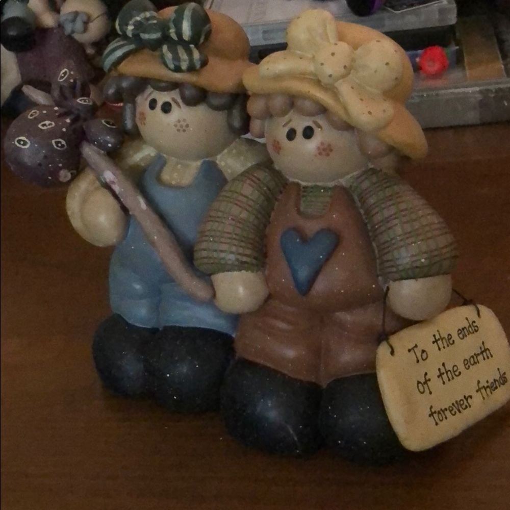 Figurines of two friends